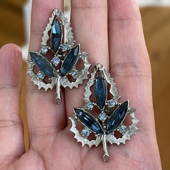 Emmons signed blue crystal glass silver tone clip on earrings - Picture 2 of 9